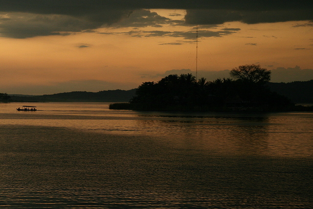 Flores - zachód słońca nad jeziorem