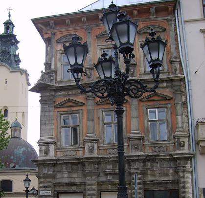 Piękna latarnia przed kamienicą Szolc-Wolfowiczów
