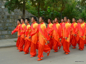 Klasztor Shaolin - maszerują chłopcy, maszeruja...