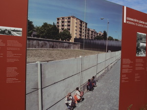 fotografie dokumentujące Mur berliński