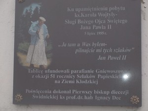 Płyta na kościele w Gniewoszowie
