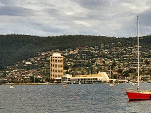 Tasmania - Hobart - basen  żeglarski z  klubem w  tym  wysokościowcu