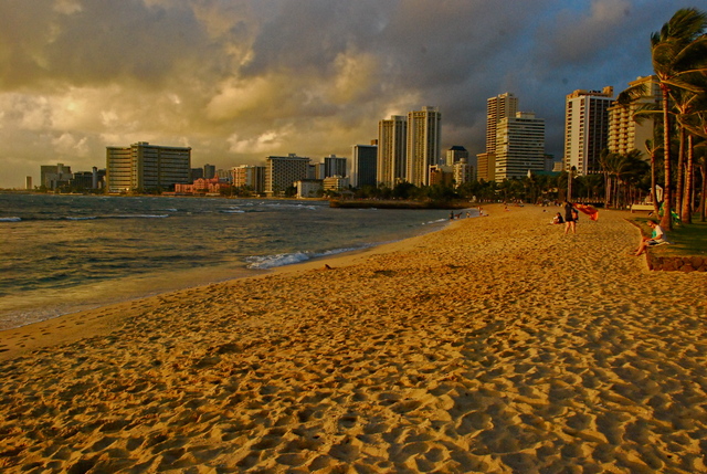 Wieczorem na plazy Waikiki
