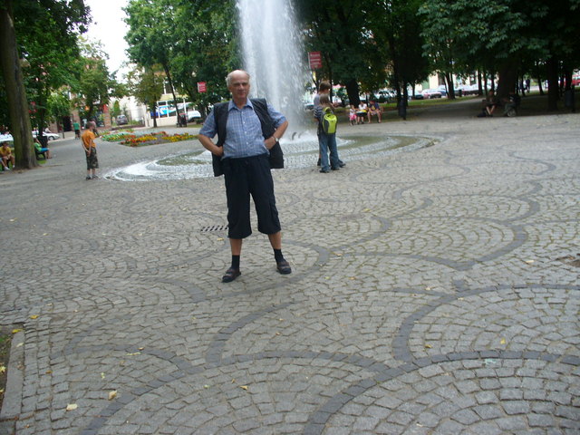 Ja przed fontanną na rynku Zygmunta Augusta.