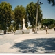 Przed pomnikiem w stolicy Krety.