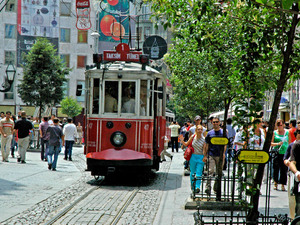 Stary tramwaj na ulicy Istiklal