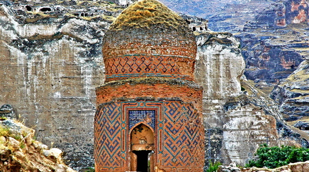 Stary grobowiec w Hasankeyif.