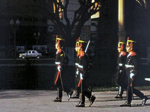 Bs.As - Plaza de Mayo - zmiana  warty w  katedrze -mundury napoleońskie!