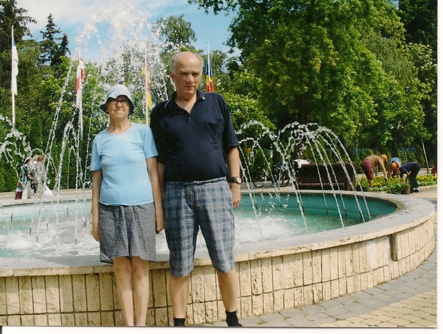 My przed fontanna w centrum miasta