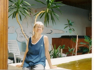 Halinka na krytym basenie z woda termalna w hotelu.