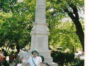 Halinka przed pomnikiem w Debrecyznie.