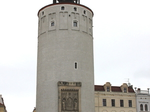 wieża przy placu miejskim