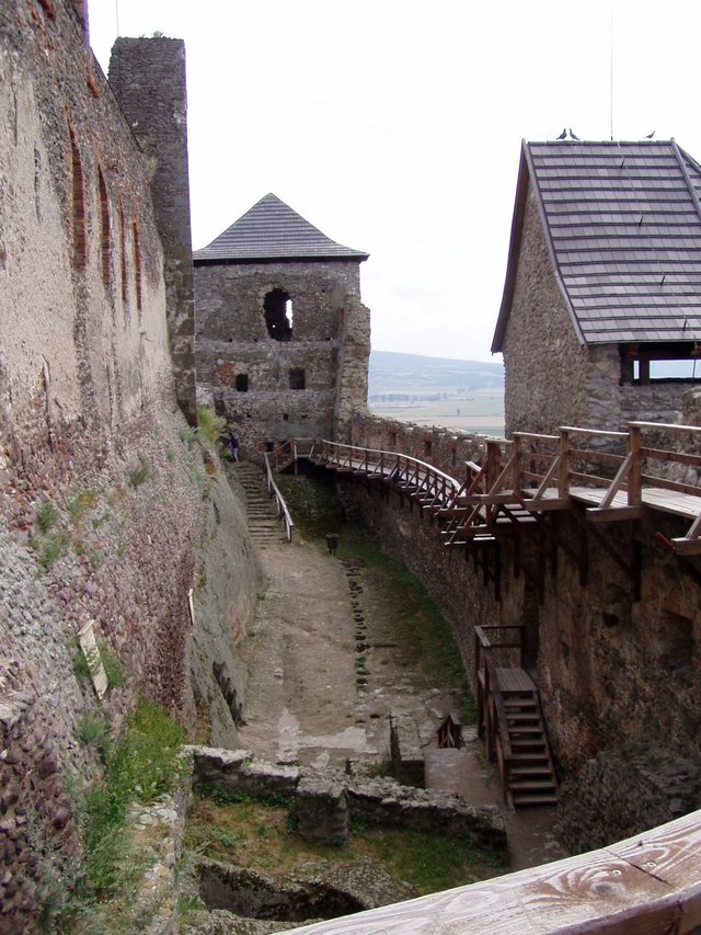 mury zamku Boldogkovaralja 
