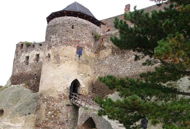 wejście do zamku w Boldogkovaralja 