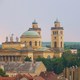 widok z murów na bazylikę egerską