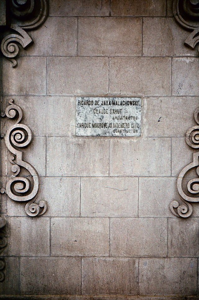 Lima -  plakietka  poświecona  Jaxie-Małachowskiemu,  głównemu  architektowi miasta