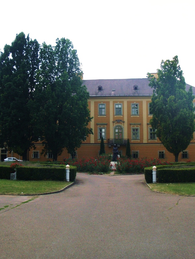 pałac biskupi (Érseki palóta) z połowy XVIII wieku 