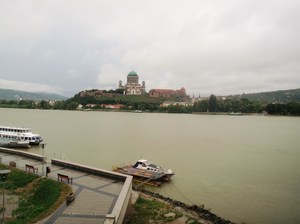 widok na bazylikę zza Dunaju