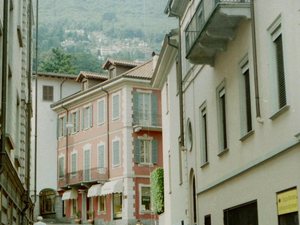 Locarno- kanton Ticino - uliczka  w  centrum