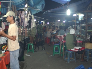 Lokalny market w Sanur - miejsce gdzie można zjeść tradycyjne dania wraz z tubylcami.
