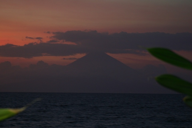Wulkan na Bali widziany z Lomboku.