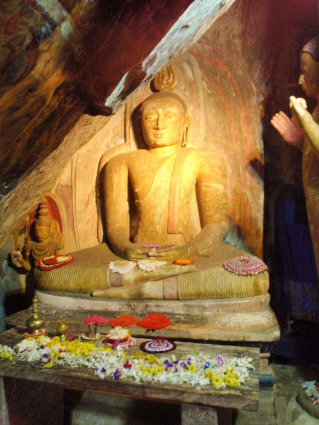 jeden z posągów Buddy w Yapahuwie