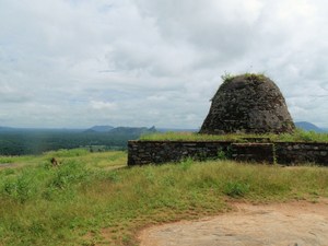 mała dagoba na szczycie górskiej fortecy w Yapahuwie
