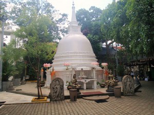 kopia "Wielkiej Stupy" w świątyni Gangaramaja
