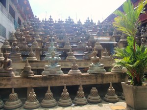 posążki buddów w świątyni Gangaramaja