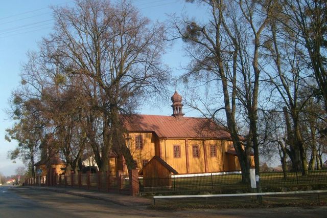 Kosciol w Nieliszu jesienią