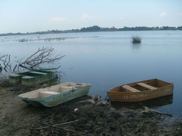 Łodzie nad zalewem