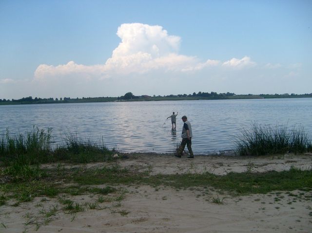 Wędkarze w wodzie