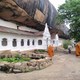 mnichowie tajscy wizytujący dambullskie jaskinie