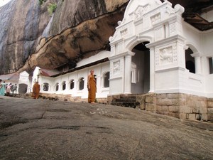 mnisi odwiedzający dambullskie jaskinie
