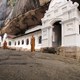mnisi odwiedzający dambullskie jaskinie