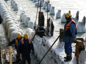 Sopot-zima 2010-demontaż bocznej  części  mola