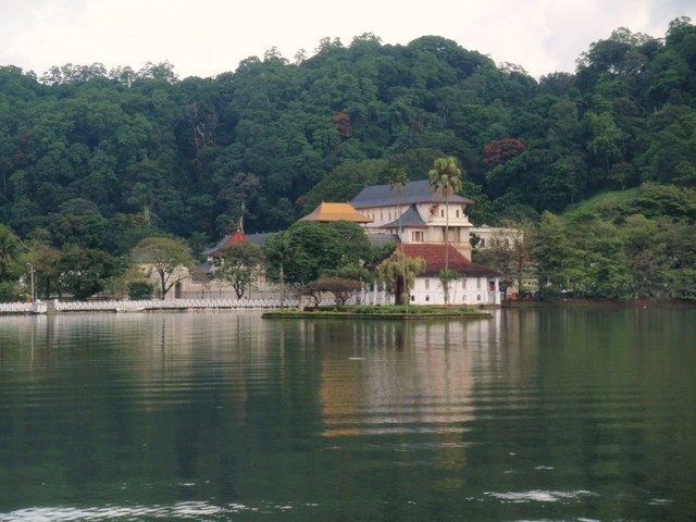 świątynia Dalada Maligawa zza jeziora Kandy (2)