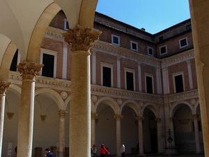 Urbino Palazzo Ducale - arkady dziedzińca