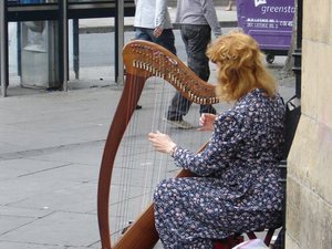 Dublin - harfistka  z  narodowym  instrumentem  clarsach