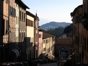Urbino Corso Garibaldi późnym popołudniem