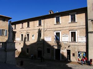 Urbino cień katedry na budynku vis a vis