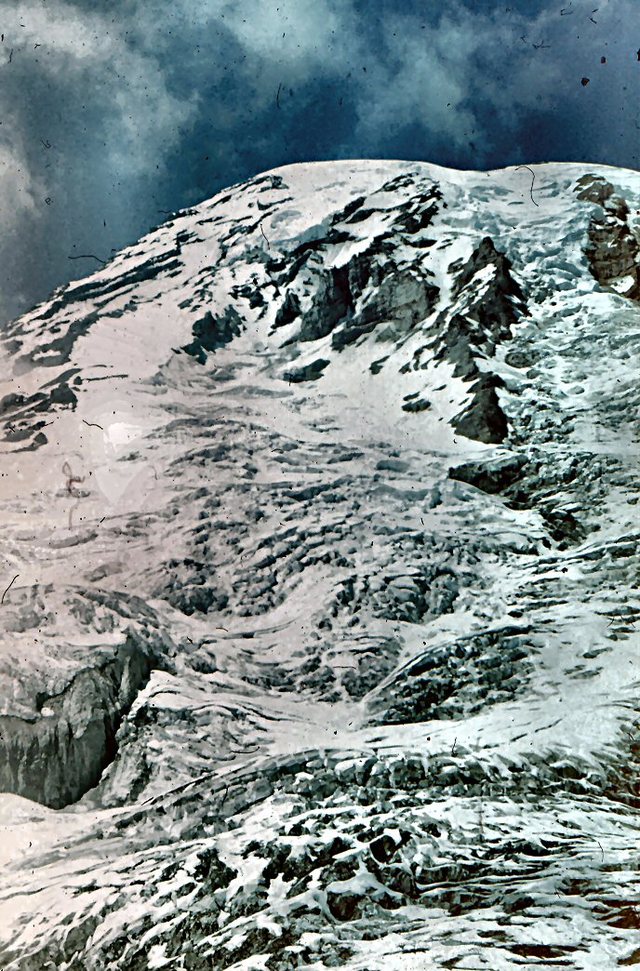 Mt. Rainier - lodowce schodzace  ze  szczytu  wulkanu