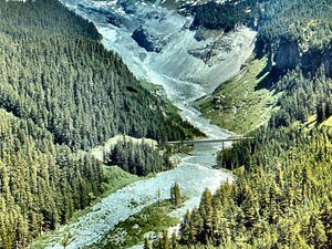 Mt. Rainier - widok  na  drogę przecinająca strumien