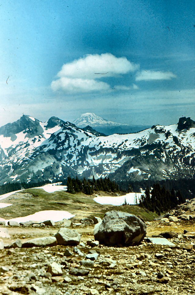Mt. Rainier - widok  spod  wulkanu  na  Mt. St. Helen's