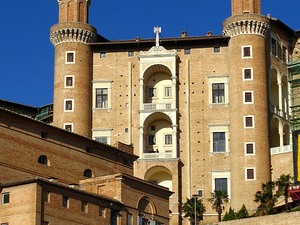 Urbino Palazzo Ducale widok na loggię po południu