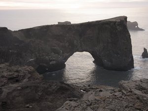 kamienny łuk w okolicy Vik, Islandia Południowa