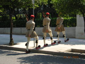 Ateny  gwardzisci greccy trzymajacy warte przed grobem n