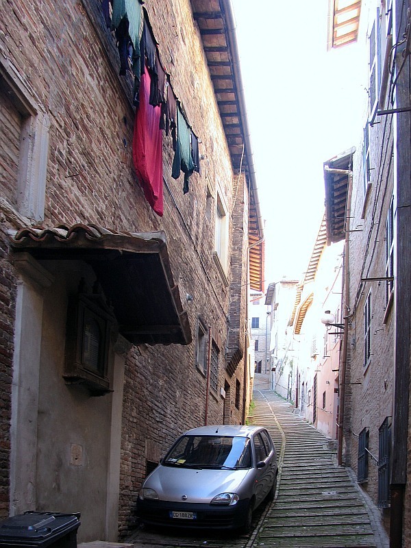 Urbino wąska uliczka i susząca się bielizna