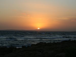 zachód słońca na plaży w Larnace
