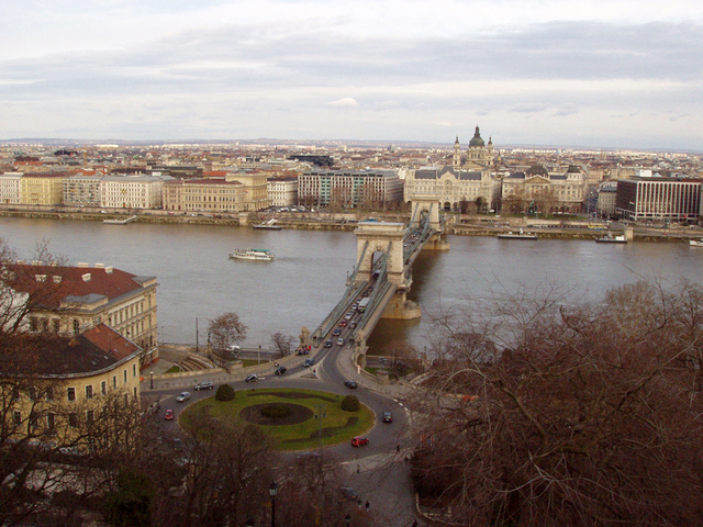 widok na most Szechenyi z góry zamkowej